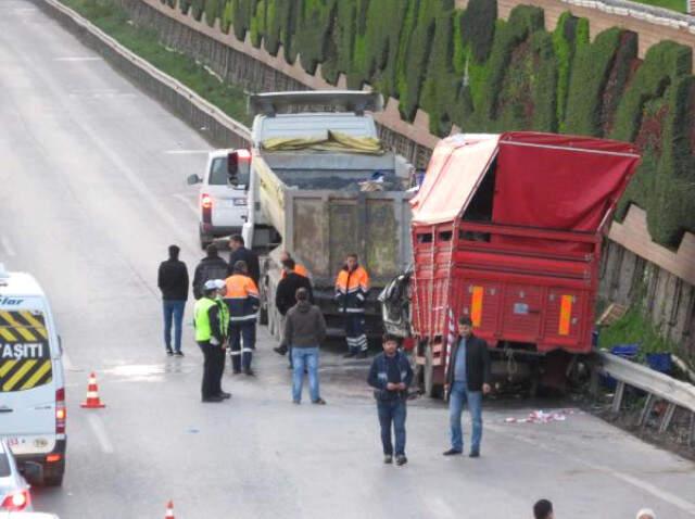 Hatalı Park 1 Can Aldı! Sebze Yüklü Kamyon, Hafriyat Kamyonuna Çarptı, Trafik Felç Oldu