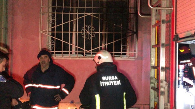 <a class='keyword-sd' href='/itfaiye/' title='İtfaiye'>İtfaiye</a> Eri Dumanların Arasına Daldı, Dışarı Çıkardığı Kediye Kalp Masajı Yaptı