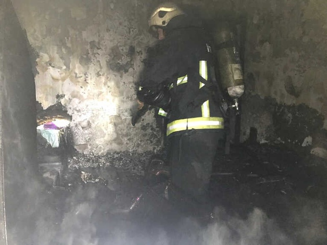 İtfaiye Eri Dumanların Arasına Daldı, Dışarı Çıkardığı Kediye Kalp Masajı Yaptı