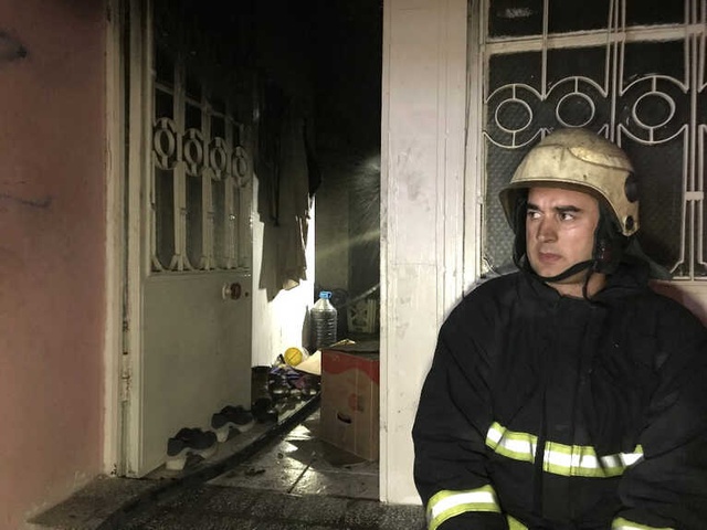 İtfaiye Eri Dumanların Arasına Daldı, Dışarı Çıkardığı Kediye Kalp Masajı Yaptı