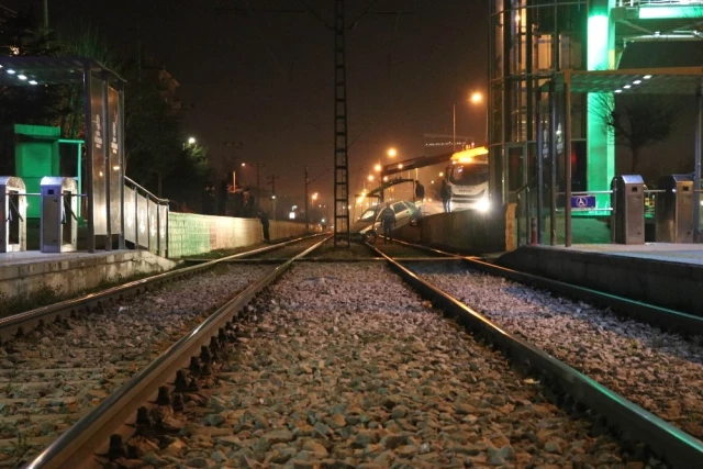 Freni Tutmayan Otomobil Tramvay Yoluna Düştü: 2 Yaralı