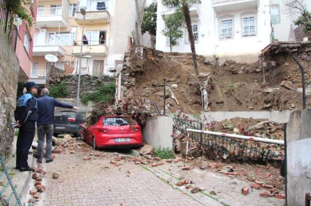 Beşiktaş'ta Park Halindeki 6 Aracın Üzerine İstinat Duvarı Çöktü