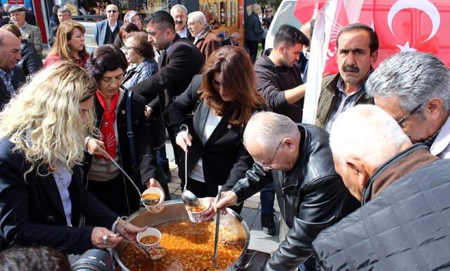 CHP'liler Kayseri'de Cami Çıkışında Vatandaşlara Hoşaf ve Lokma Dağıttı