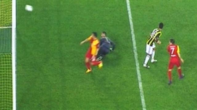 Galatasaraylı Maicon'un Direğe Çarpan Topu, Taraftarlara Dejavu Yaşattı