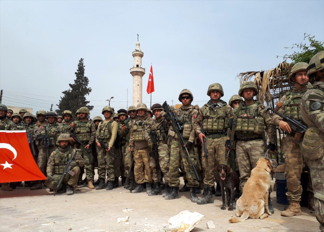 Afrin'e Giren Mehmetçik, Hilal Şeklinde Zafer Pozu Verip Komando Andı ile Sokakları İnletti
