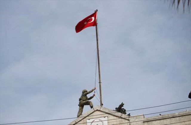 Afrin'deki Hükümet Binasına Türk Bayrağı Asıldı, Askerin <a class='keyword-sd' href='/18-mart/' title='18 Mart'>18 Mart</a> Mesajı Duygulandırdı