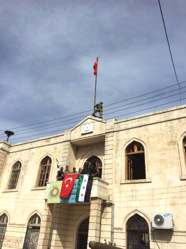 Afrin'deki Hükümet Binasına Türk Bayrağı Asıldı, Askerin 18 Mart Mesajı Duygulandırdı
