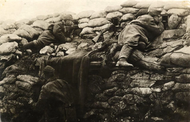 Çanakkale Savaşı'ndaki Gönüllü Asker Çocuk ve Şehit <a class='keyword-sd' href='/eren-bulbul/' title='Eren Bülbül'>Eren Bülbül</a> Aynı Karede