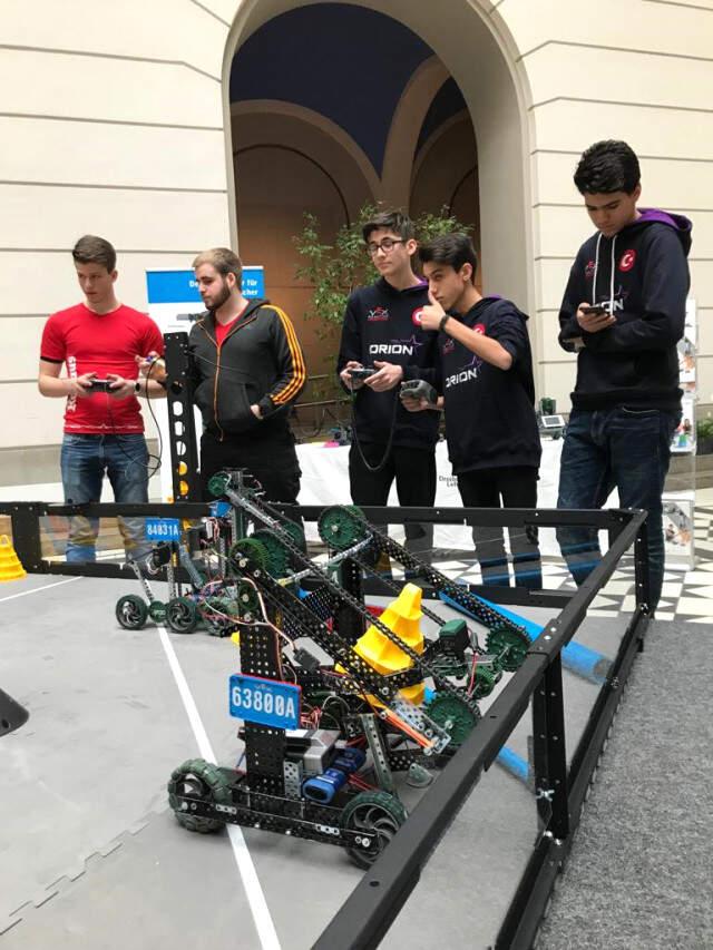 Liseli Türk Öğrenciler Almanya'dan Şampiyonlukla Döndüler