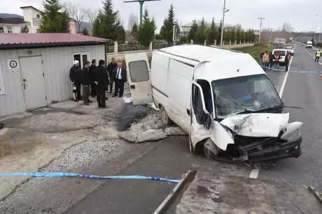 Ters Yolda Bariyere Çarpan Minibüsün Sürücüsü Öldü, Polis Bomba Alarmına Geçti