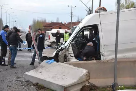 Ters Yolda Bariyere Çarpan Minibüsün Sürücüsü Öldü, Polis Bomba Alarmına Geçti