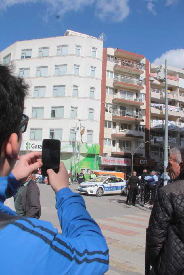 6 Katlı Binaya Çıkıp İntihara Kalkıştı, Meraklılar Canlı Yayın Yaptı