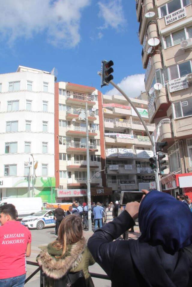 6 Katlı Binaya Çıkıp İntihara Kalkıştı, Meraklılar Canlı Yayın Yaptı