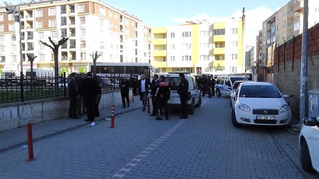 Çocukları Vurulan Baba, Adliye Önünde Sanıklardan Birinin Kulağını Isırıp Kopardı