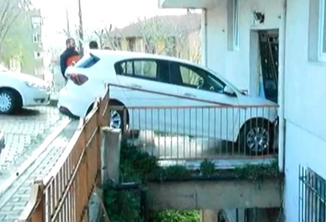Vitesi Geri Takmayı Unutan Kadın Sürücü Oturduğu Apartmana Daldı