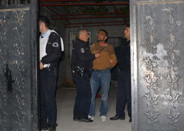 Kendisine Ceza Yazan Polislere Pompalı Av Tüfeği İle Saldırdı