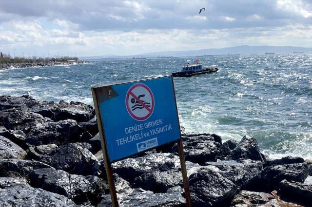 Pendik'te Denizde Ceset Bulundu, Meraklı Vatandaşlar O Anları Kaydetti