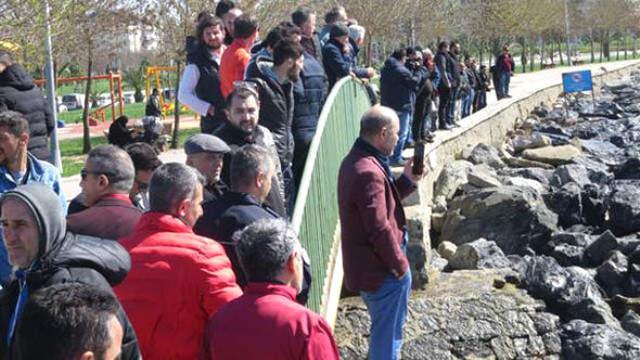 Pendik'te Denizde Ceset Bulundu, Meraklı Vatandaşlar O Anları Kaydetti