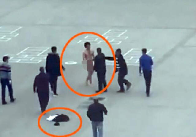 Yozgat Şehrin Ortasında Soyunan Genci Linç Etmeye Kalktılar Yozgat'ta Şehrin Ortasında Soyunan Genci Linç Ettiler