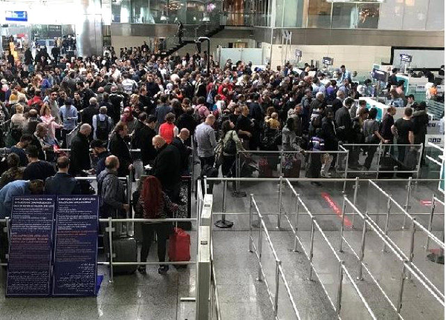 Atatürk Havalimanında POLNET Arızası! Pasaport Kontrol Noktasında Uzun Kuyruklar Oluştu