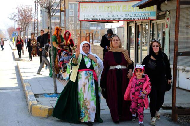 Diyarbakır'da Nevruz Kutlamaları Başladı, Kanalizasyonda Bile Bomba Araması Yapıldı