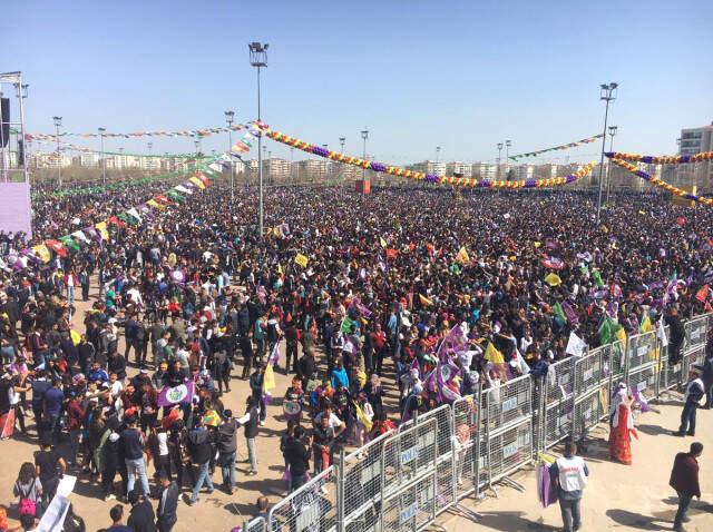 Diyarbakır'da Nevruz Kutlamaları Başladı, Kanalizasyonda Bile Bomba Araması Yapıldı