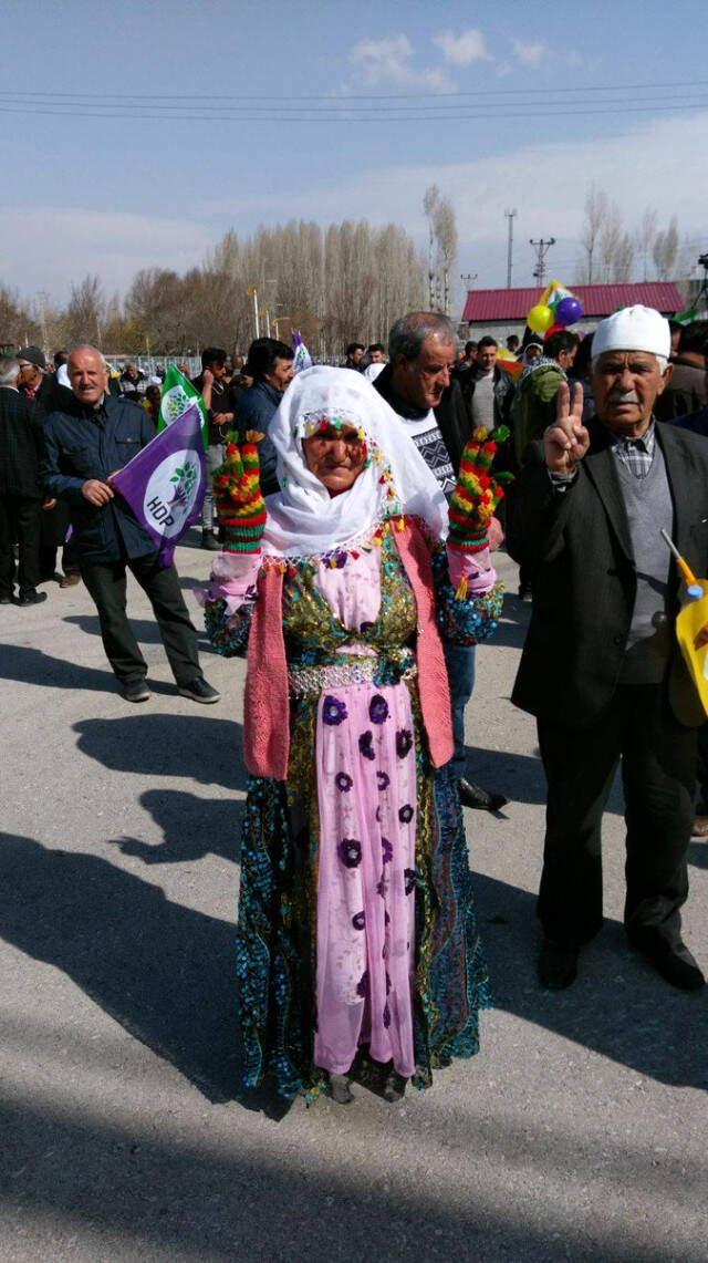 Diyarbakır'da Nevruz Kutlamaları Başladı, Kanalizasyonda Bile Bomba Araması Yapıldı