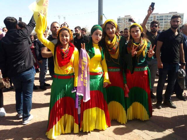 Diyarbakır'da Nevruz Kutlamaları Başladı, Kanalizasyonda Bile Bomba Araması Yapıldı