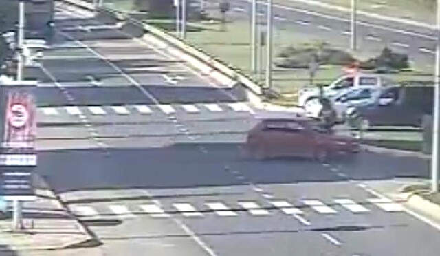 Otomobilin Motosikletli Sürücüye Çarparak Havaya Savurduğu Anlar Kamerada Otomobilin Motosikletli Sürücüye Çarparak Havaya Savurduğu Anlar Kamerada