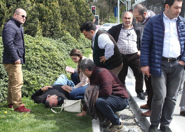 Genç Kız Kazada Yaralanan Taksi Şoförünün Elini Bir An Olsun Bırakmadı