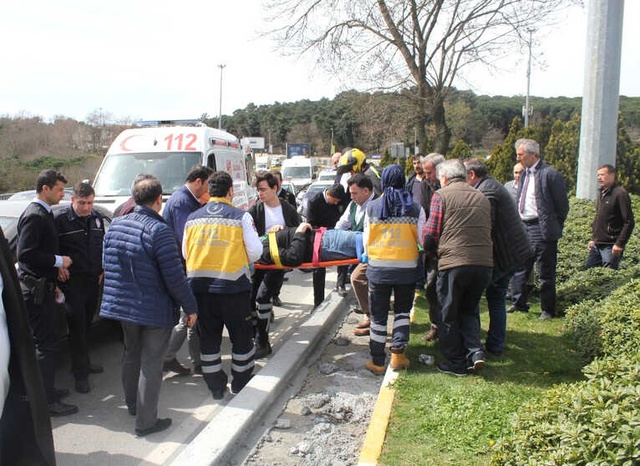 Genç Kız Kazada Yaralanan Taksi Şoförünün Elini Bir An Olsun Bırakmadı