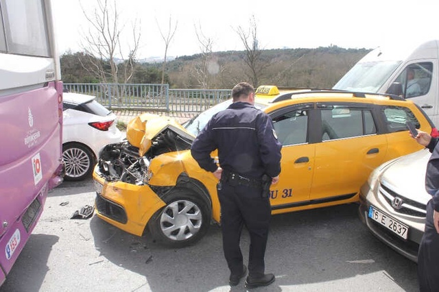 Genç Kız Kazada Yaralanan Taksi Şoförünün Elini Bir An Olsun Bırakmadı