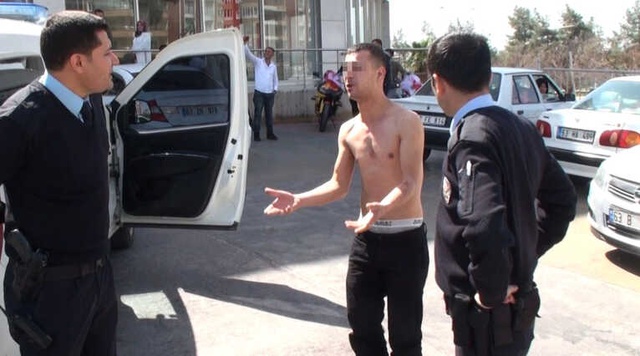 Hastaneden İç Çamaşırıyla Kaçan Genci Polis Yakalayıp Geri Götürdü