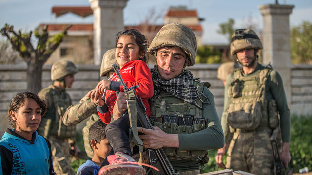Afrin'de Duygulandıran Diyalog! Komandolarla Karşılaşan Nine: Rabbim Sizden Razı Olsun