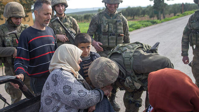 Afrin'de Duygulandıran Diyalog! Komandolarla Karşılaşan Nine: Rabbim Sizden Razı Olsun