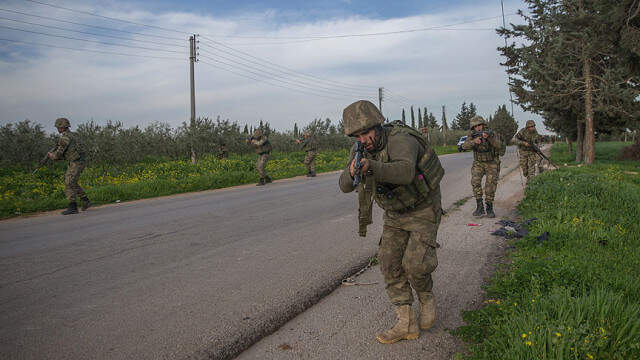 Afrin'de Duygulandıran Diyalog! Komandolarla Karşılaşan Nine: Rabbim Sizden Razı Olsun