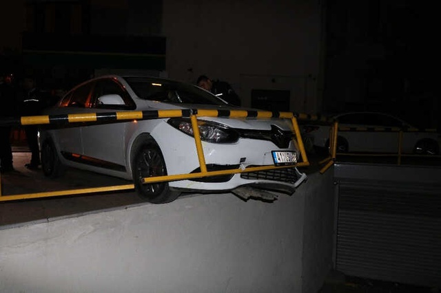 Ehliyeti Kaptırmak İstemeyen Alkollü Sürücü, Kaza Yapınca Yakalandı