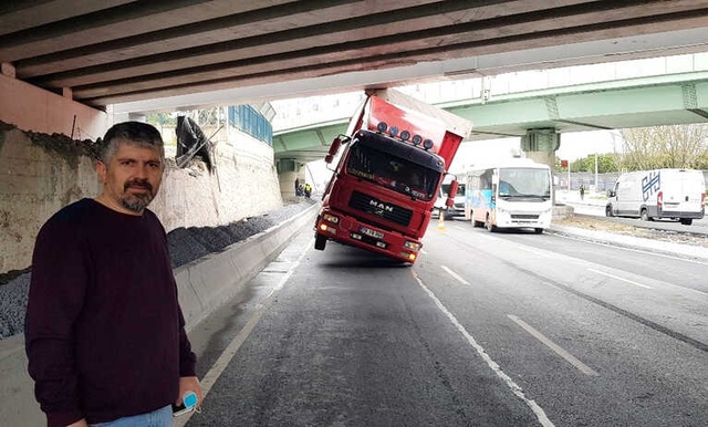 Aynı Yerde İkinci Olay! Bakırköy'de Kamyon Üst Geçitte Asılı Kaldı