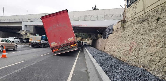 Aynı Yerde İkinci Olay! Bakırköy'de Kamyon Üst Geçitte Asılı Kaldı