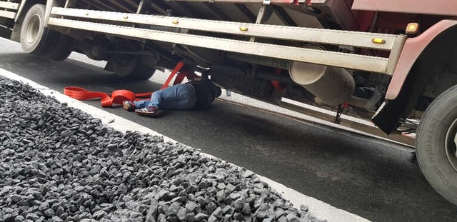 Aynı Yerde İkinci Olay! Bakırköy'de Kamyon Üst Geçitte Asılı Kaldı