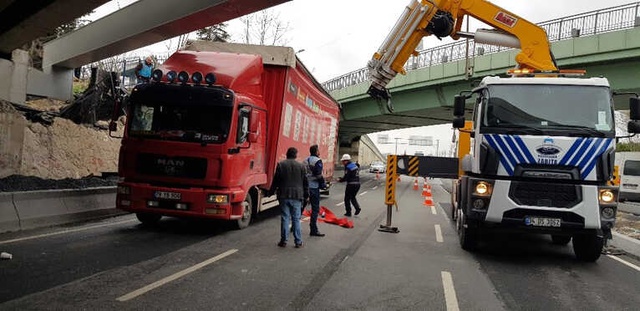 Aynı Yerde İkinci Olay! Bakırköy'de Kamyon Üst Geçitte Asılı Kaldı