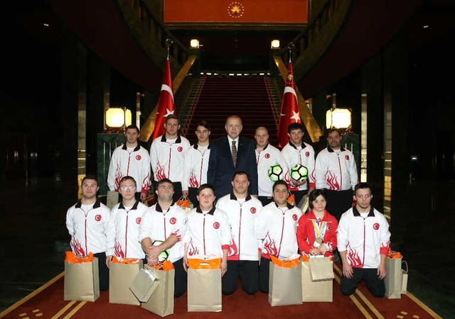 Down Sendromlu Sporcuların Hediye Ettiği 53 Numaralı Forma, Erdoğan'ı Mest Etti