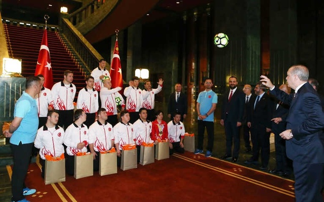 Down Sendromlu Sporcuların Hediye Ettiği 53 Numaralı Forma, Erdoğan'ı Mest Etti