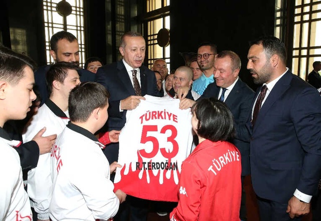Down Sendromlu Sporcuların Hediye Ettiği 53 Numaralı Forma, Erdoğan'ı Mest Etti