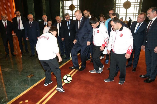 Down Sendromlu Sporcuların Hediye Ettiği 53 Numaralı Forma, Erdoğan'ı Mest Etti
