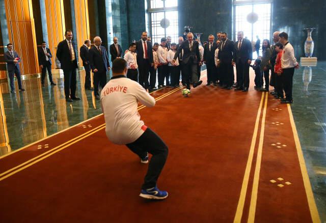 Beştepe'de Renkli Görüntüler! Erdoğan, Down Sendromlu Sporcularla Futbol Oynadı