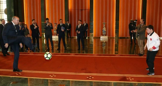 Beştepe'de Renkli Görüntüler! Erdoğan, Down Sendromlu Sporcularla Futbol Oynadı
