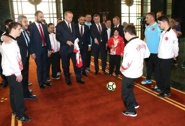  <a class='keyword-sd' href='/bestepe/' title='Beştepe'>Beştepe</a>'de Renkli Görüntüler! Erdoğan, Down Sendromlu Sporcularla <a class='keyword-sd' href='/futbol/' title='Futbol'>Futbol</a> Oynadı