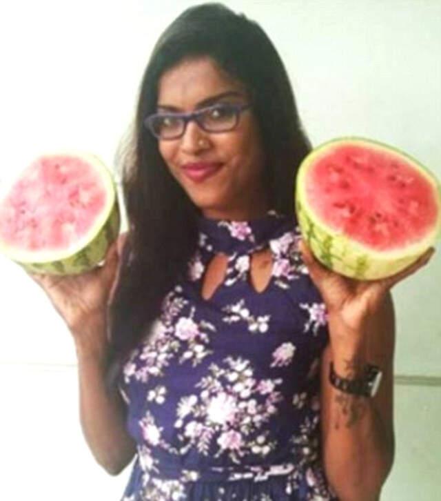 Göğüs Dekolteli Öğrencilere