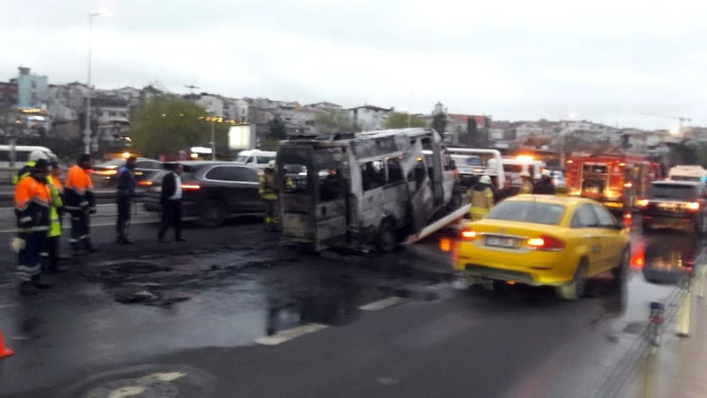 İstanbul'da Sahil Yolunda Servis Minibüsü Alev Alev Yandı